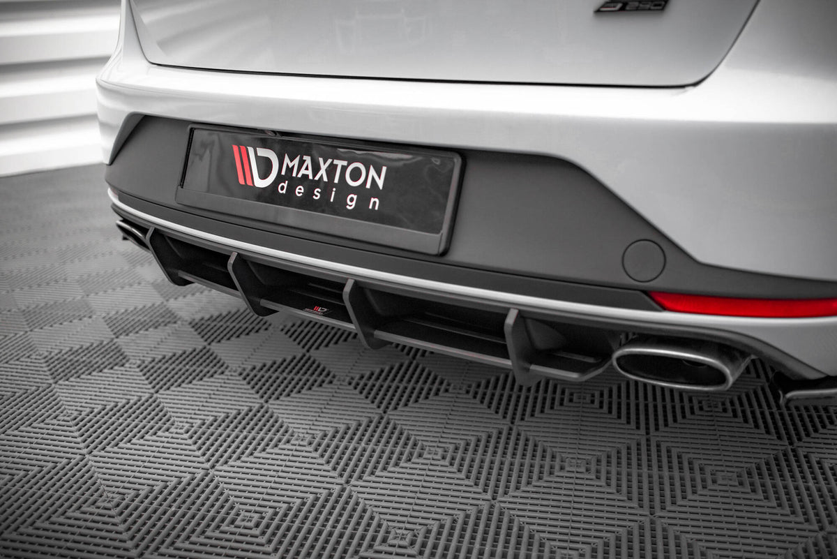 Maxton Design diffuser montert på Seat Leon Cupra ST i skrå vinkel