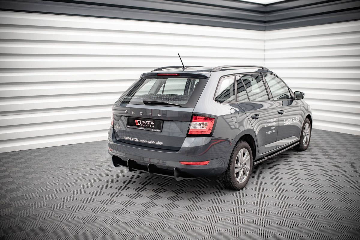 Bakre diffuser fra Maxton montert på Skoda Fabia Combi, nærbilde av overflaten