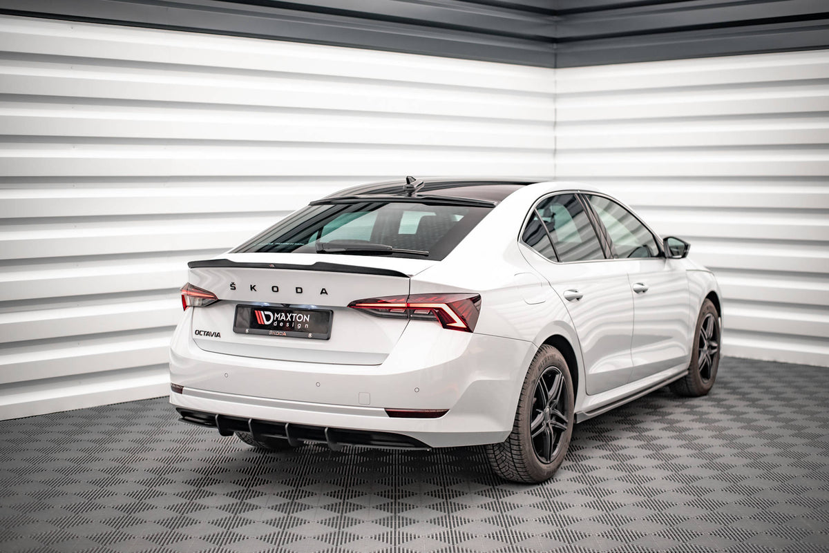 Bakdiffusor fra Maxton Design montert på Skoda Octavia MK4 bakfra
