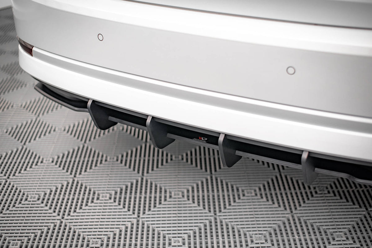 Nærbilde av Street Pro diffuser for Skoda Octavia MK4 med matt overflate