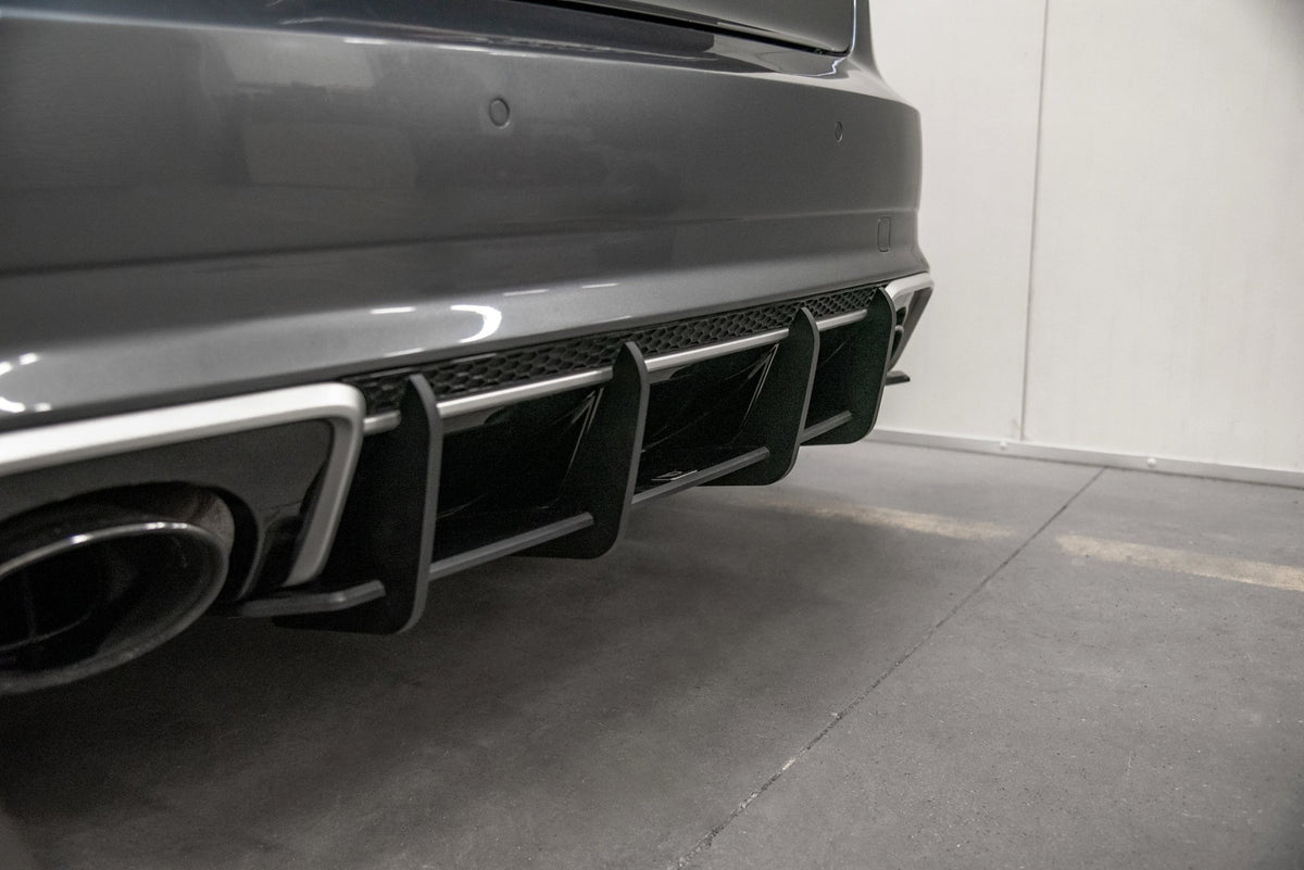 Bakdiffusor fra Maxton Design montert på Audi RS3 8V Sportback, sett bakfra