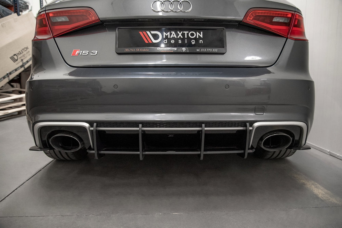 Audi RS3 8V Sportback med Street Pro sentral bakdiffusor, skrå vinkel