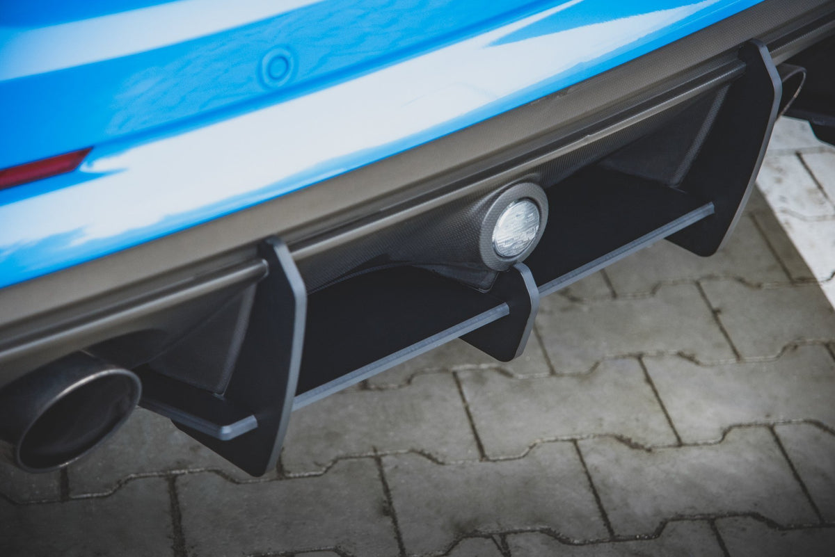 Nærbilde av ABS-diffuser til Ford Focus RS Mk3 med rød kjerne