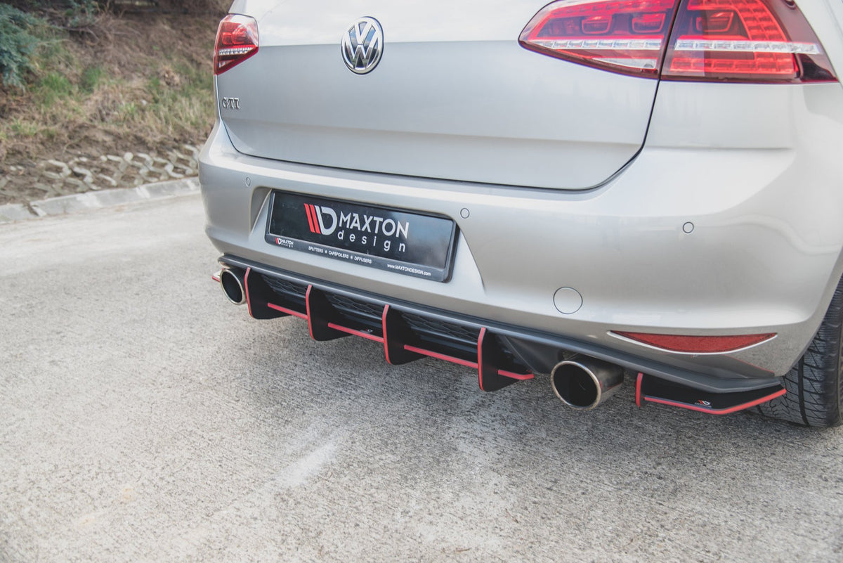 Nærbilde av matt svart kantfinish på bakre diffuser til Golf 7 GTI