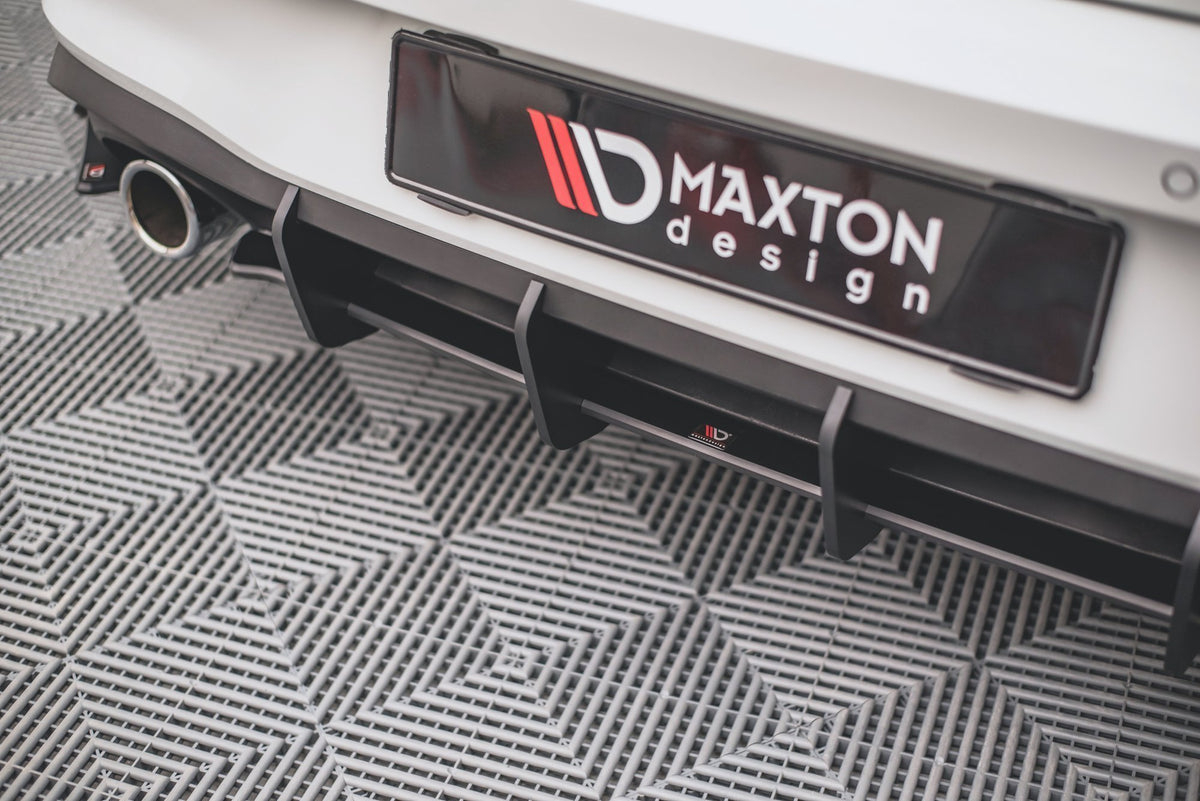 Diffuserplate V.1 til VW Golf 8 GTI – nærbilde av overflaten med blank svart finish