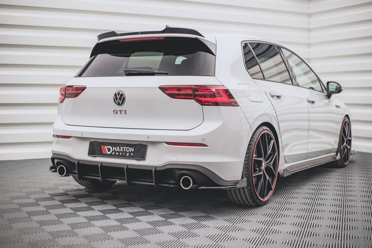 Diffuser V.1 for VW Golf 8 GTI sett rett bakfra med baklykter synlig