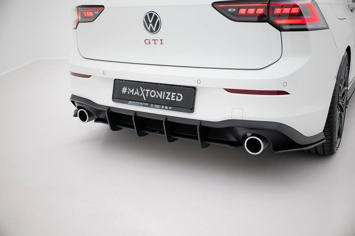 Diffuser V.1 for VW Golf 8 GTI montert på bil med sportslig styling