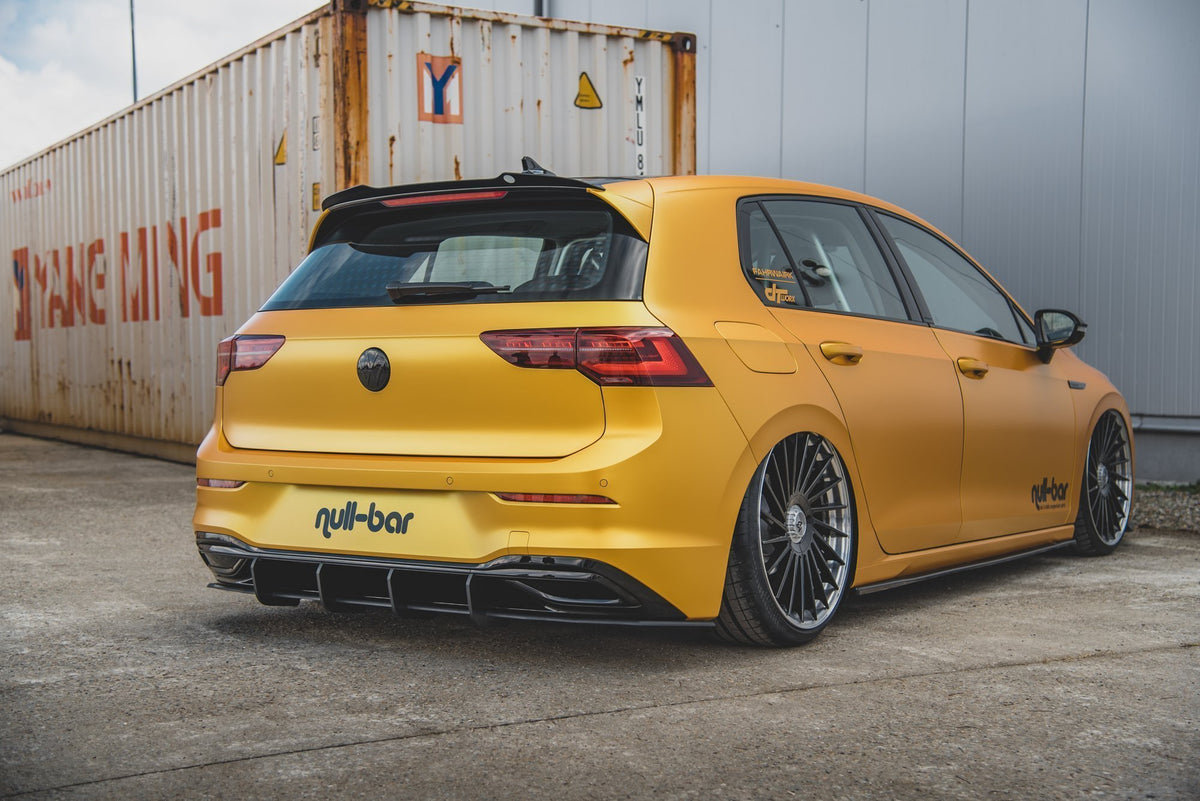 Diffuser V.1 for VW Golf 8 montert på bil med sportslig styling