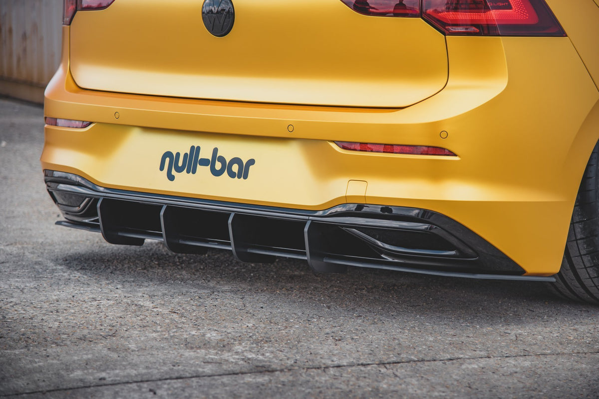 Bakre diffuser V.1 til VW Golf 8 sett rett bakfra med baklykter synlig