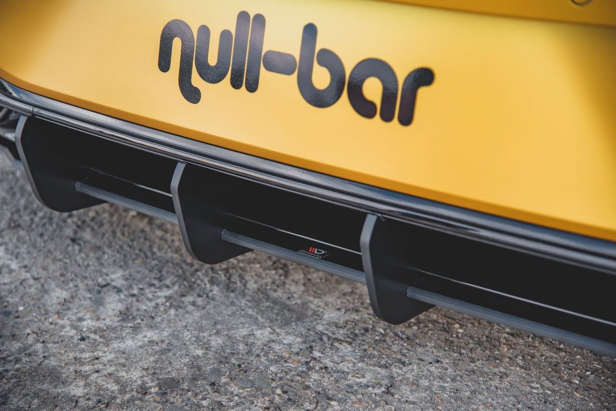 Diffuserplate V.1 til VW Golf 8 – nærbilde av overflaten med blank svart finish