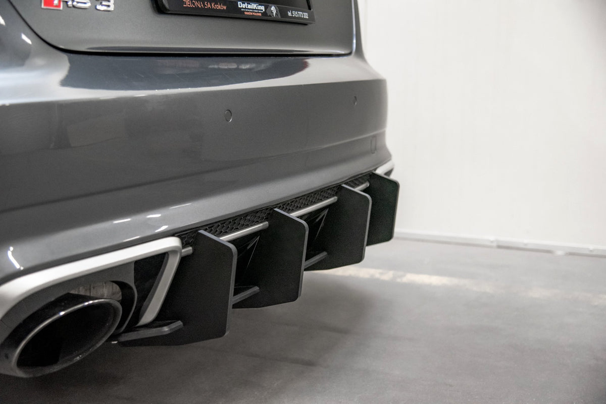 Nærbilde av CNC-frest kantfinish på bakdiffuser til Audi RS3 8V