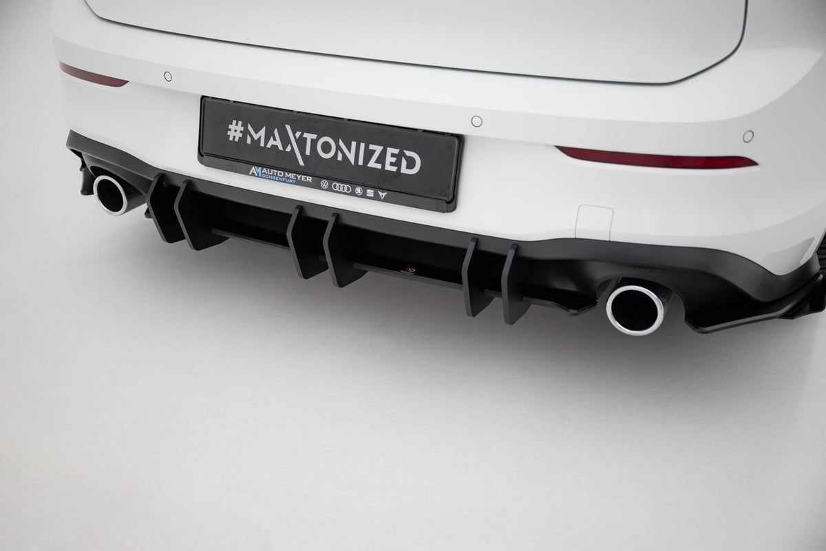 Bakre diffuser V.2 til VW Golf 8 GTI sett rett bakfra med baklykter synlig