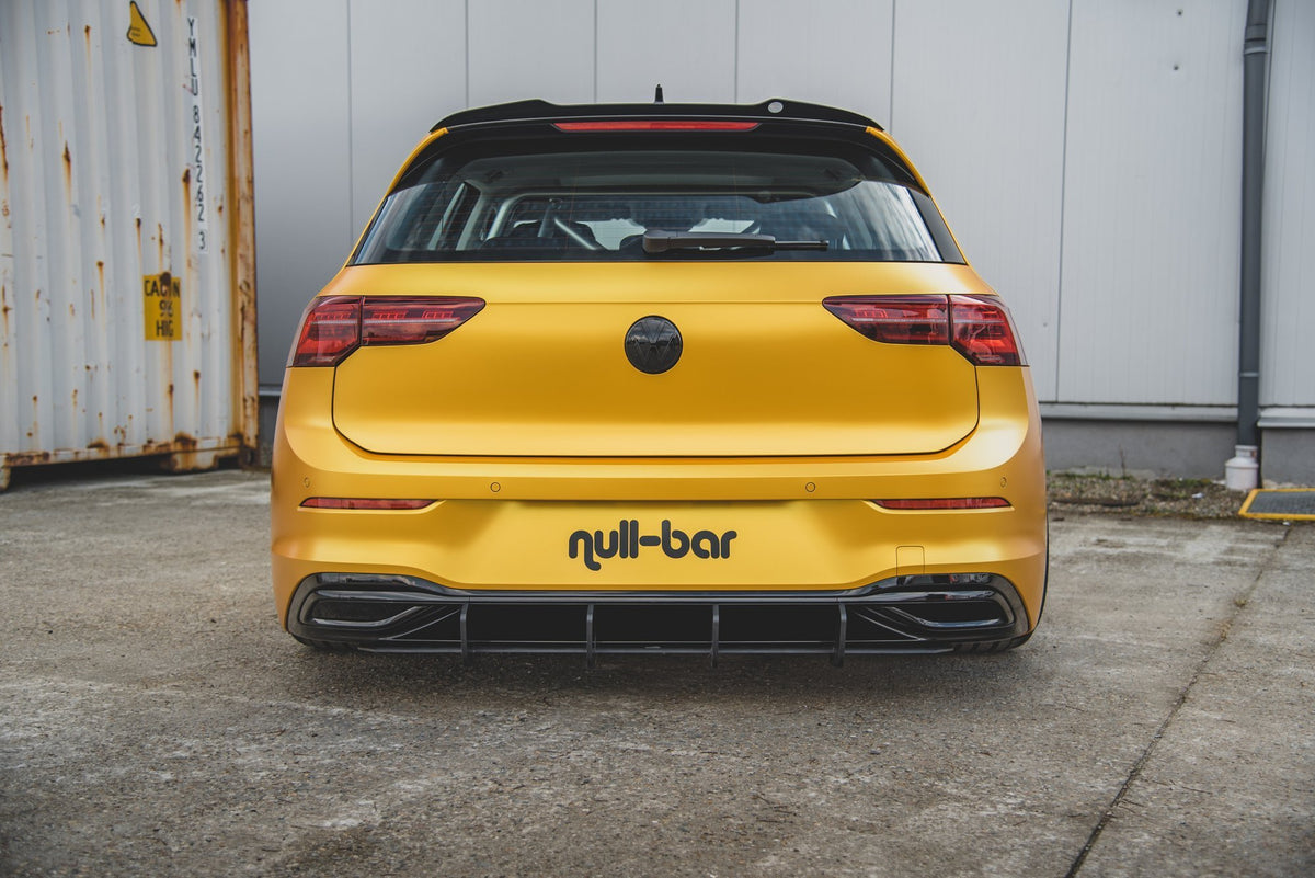 Diffuser V.2 til VW Golf 8 montert på sort VW Golf 8