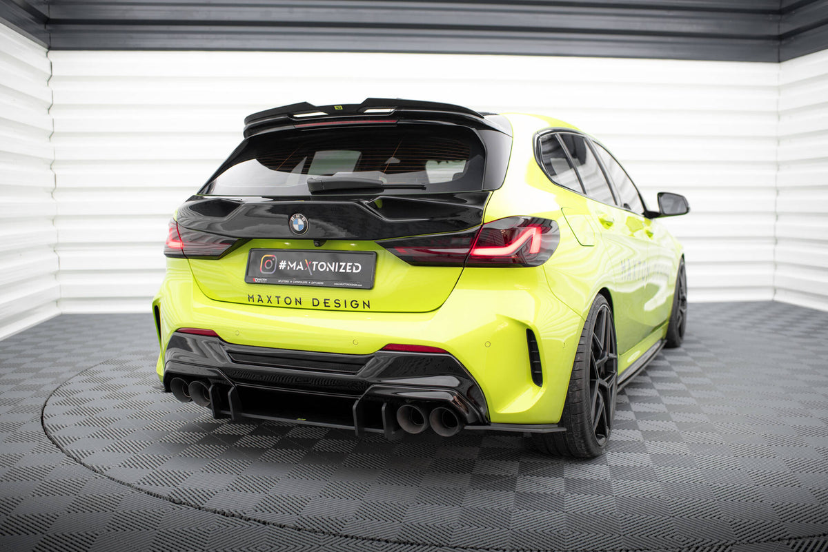 Nærbilde av tredelt splitter-profil Maxton V.3 diffuser BMW F40