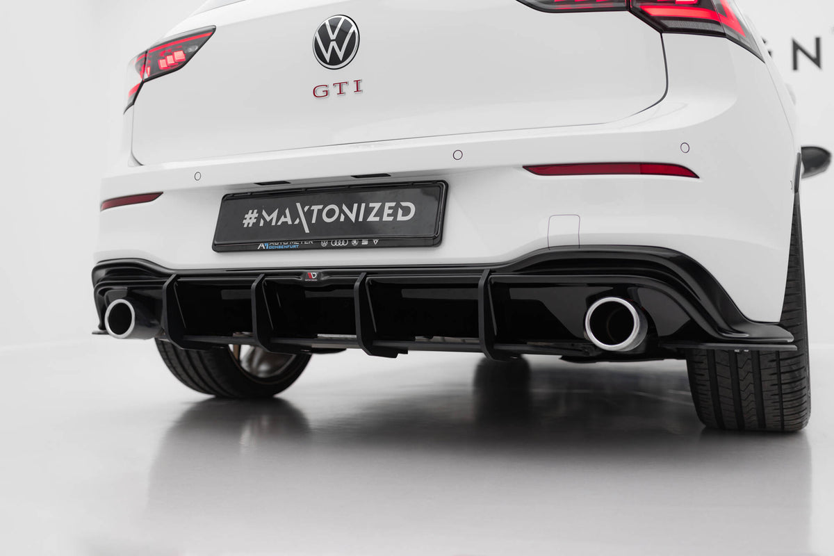 Diffuser V.4 for VW Golf 8 GTI montert på bil med sportslig styling