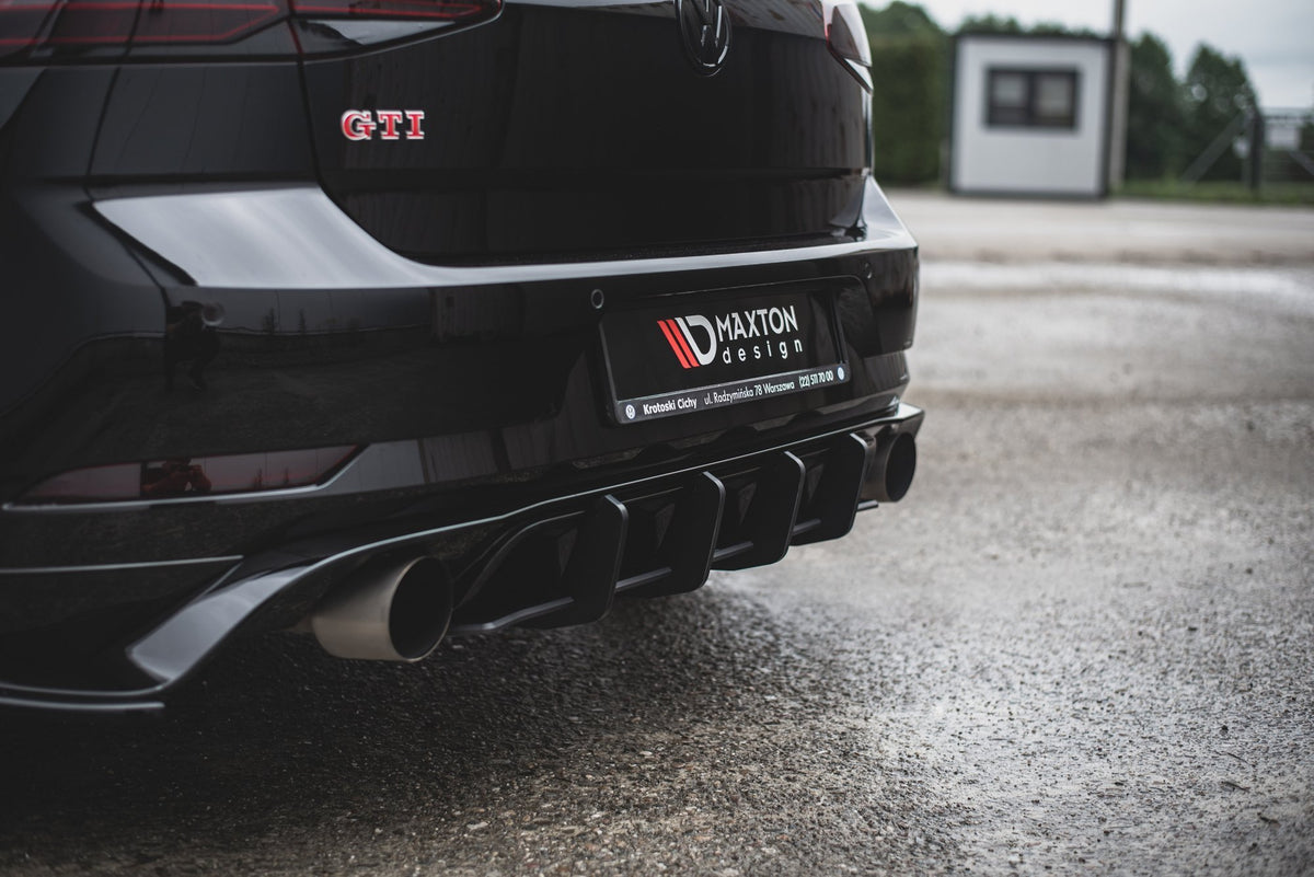 Bakre diffuser fra Maxton Design til Golf 7 GTI TCR vist i nærbilde