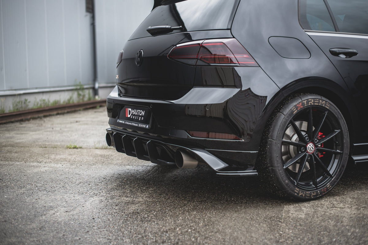 Maxton Street Pro bakdiffuser for VW Golf 7 GTI TCR fra skrå vinkel