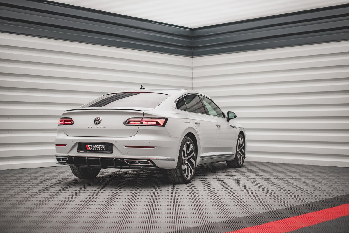 Bakdiffuser i matt svart montert på Volkswagen Arteon R-Line