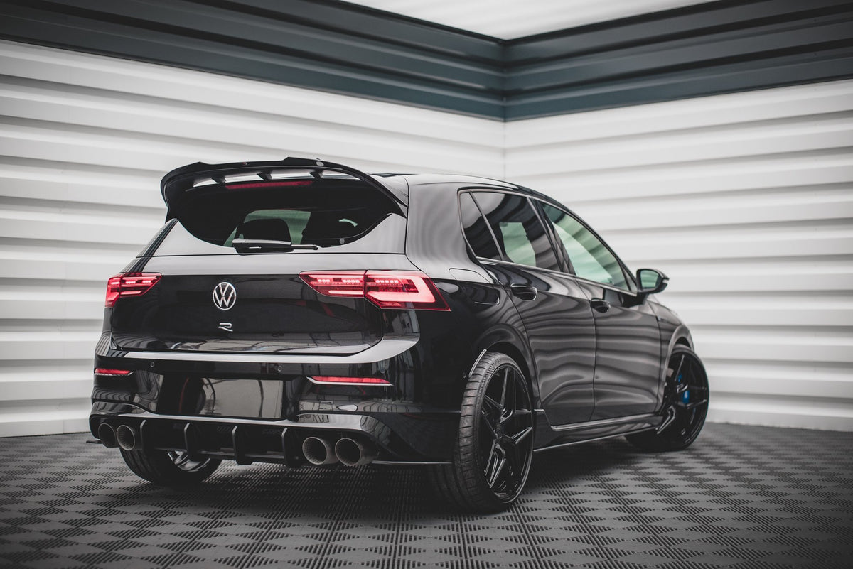 Diffuser til VW Golf 8 R montert på sort VW Golf 8