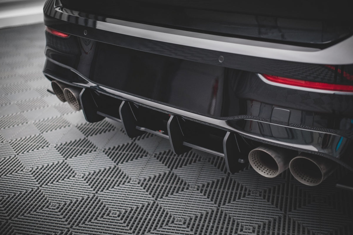 Diffuser for VW Golf 8 R montert på bil med sportslig styling