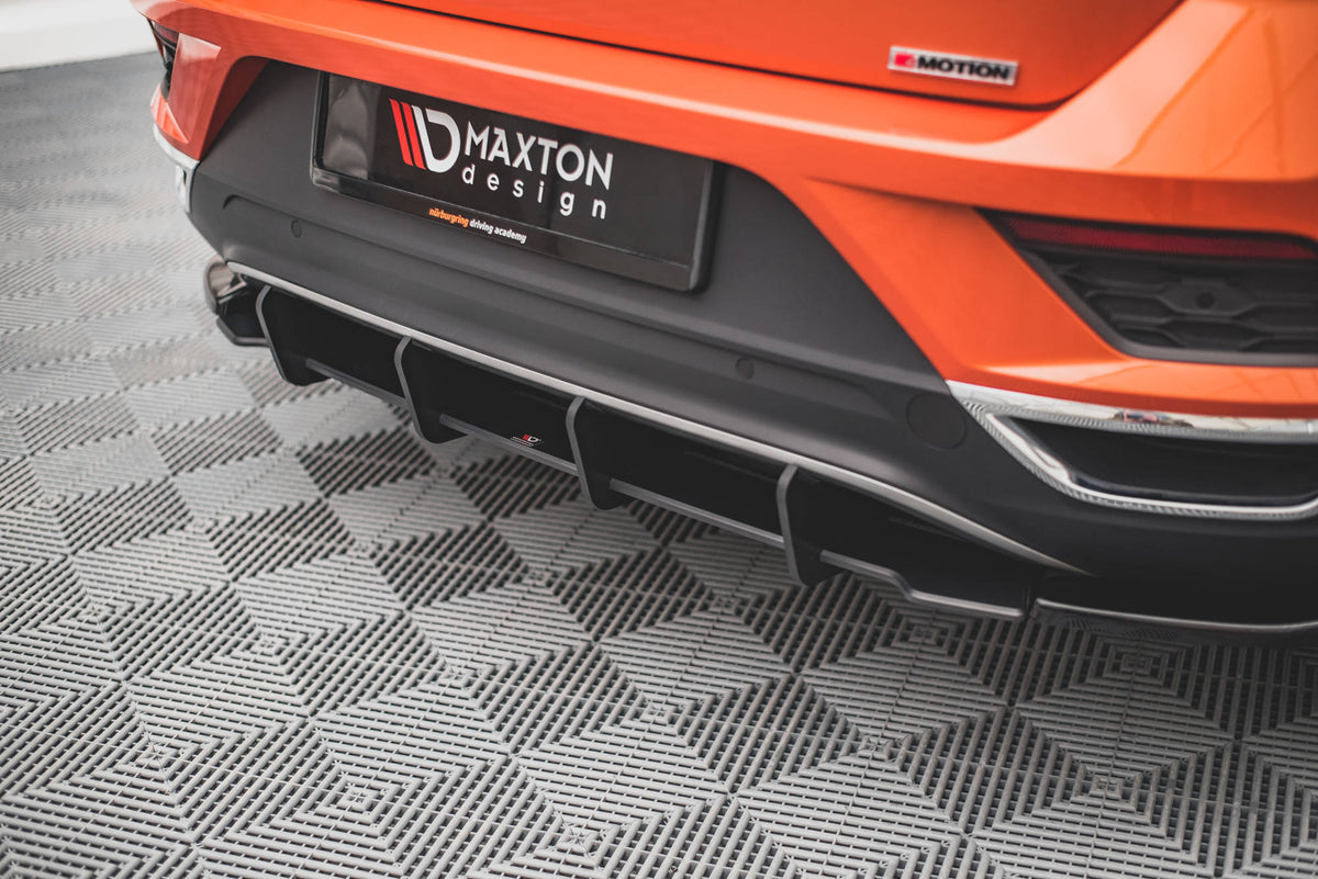 Street Pro bakdiffusor for VW T-Roc MK1 montert på bil, sett bakfra