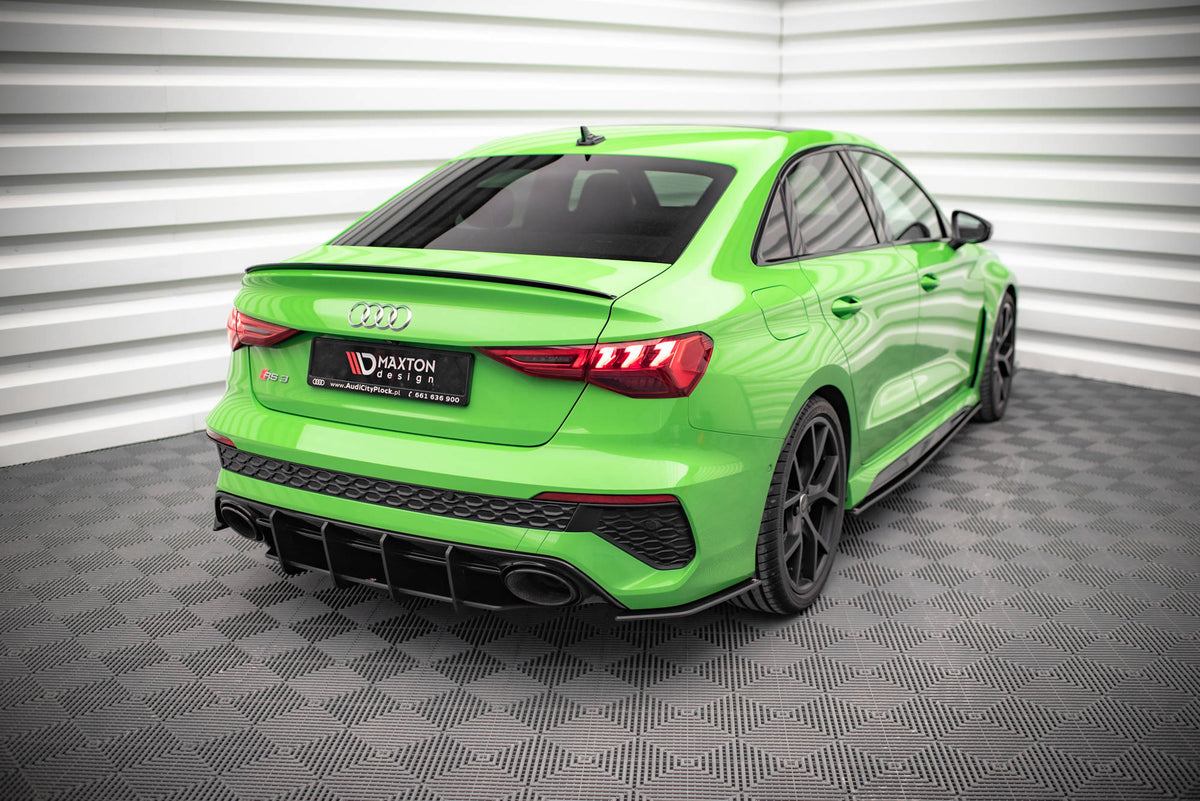 Nærbilde av bakre sideflaps V2 10mm til Audi RS3 8Y Sedan med presis passform langs støtfangeren