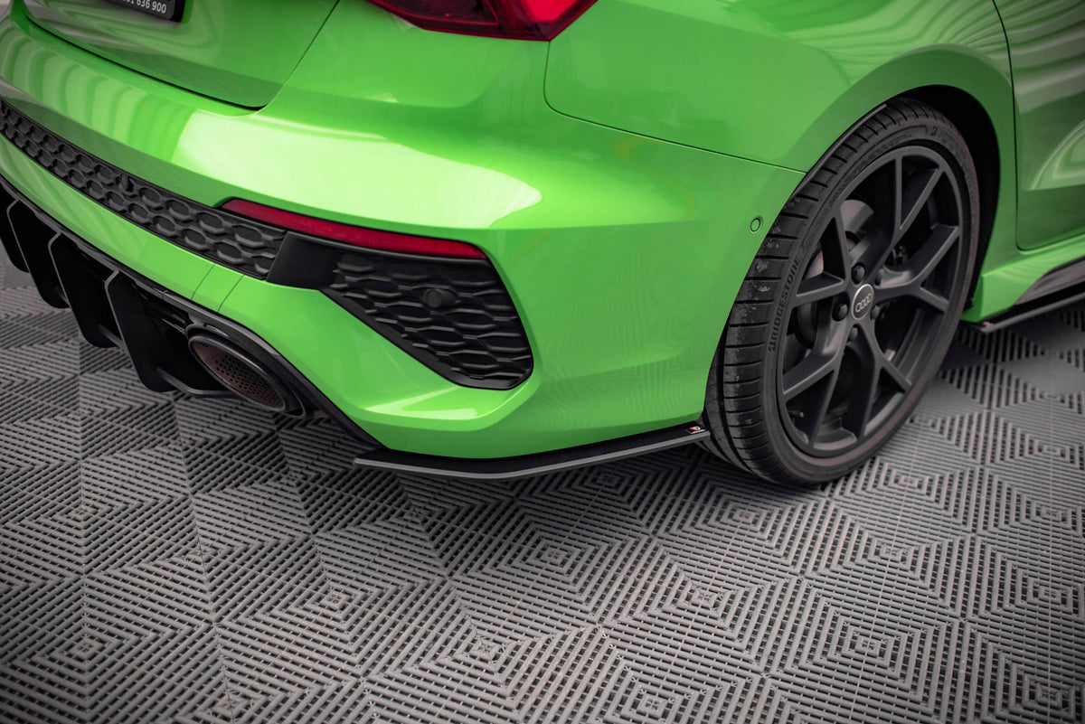 Sideflaps bak i sort finish montert på Audi RS3 Sedan 8Y for et sporty utseende – V2 10mm design