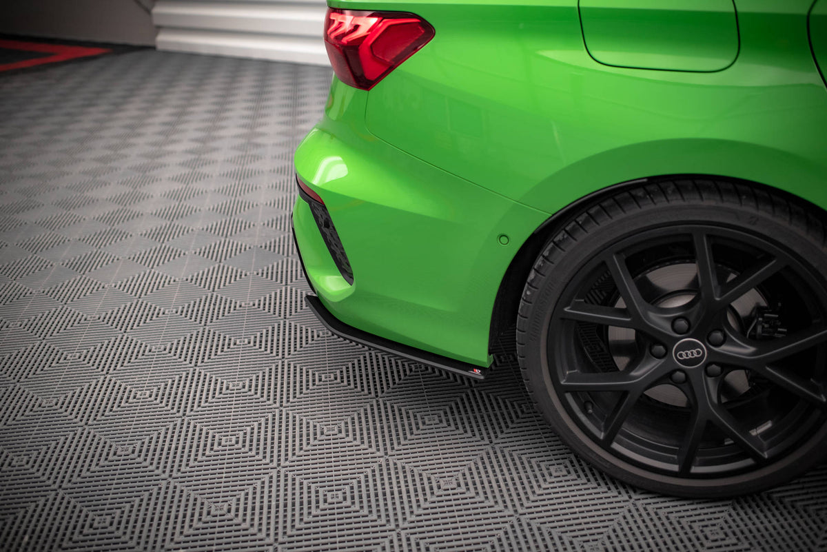Audi RS3 Sedan 8Y med aerodynamiske sideflaps bak V2 10mm sett fra skrått bakfra