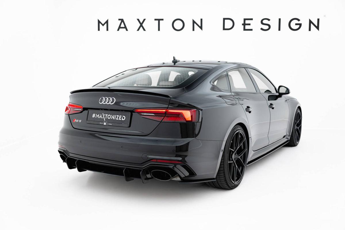 Sideflaps bak montert på Audi RS5 Sportback F5 i matt svart finish, sett fra skrå vinkel