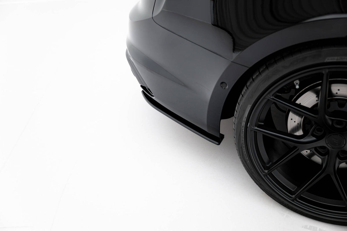 Nærbilde av Street Pro bakre sidesplitter i 10 mm ABS-plast med kantfinish