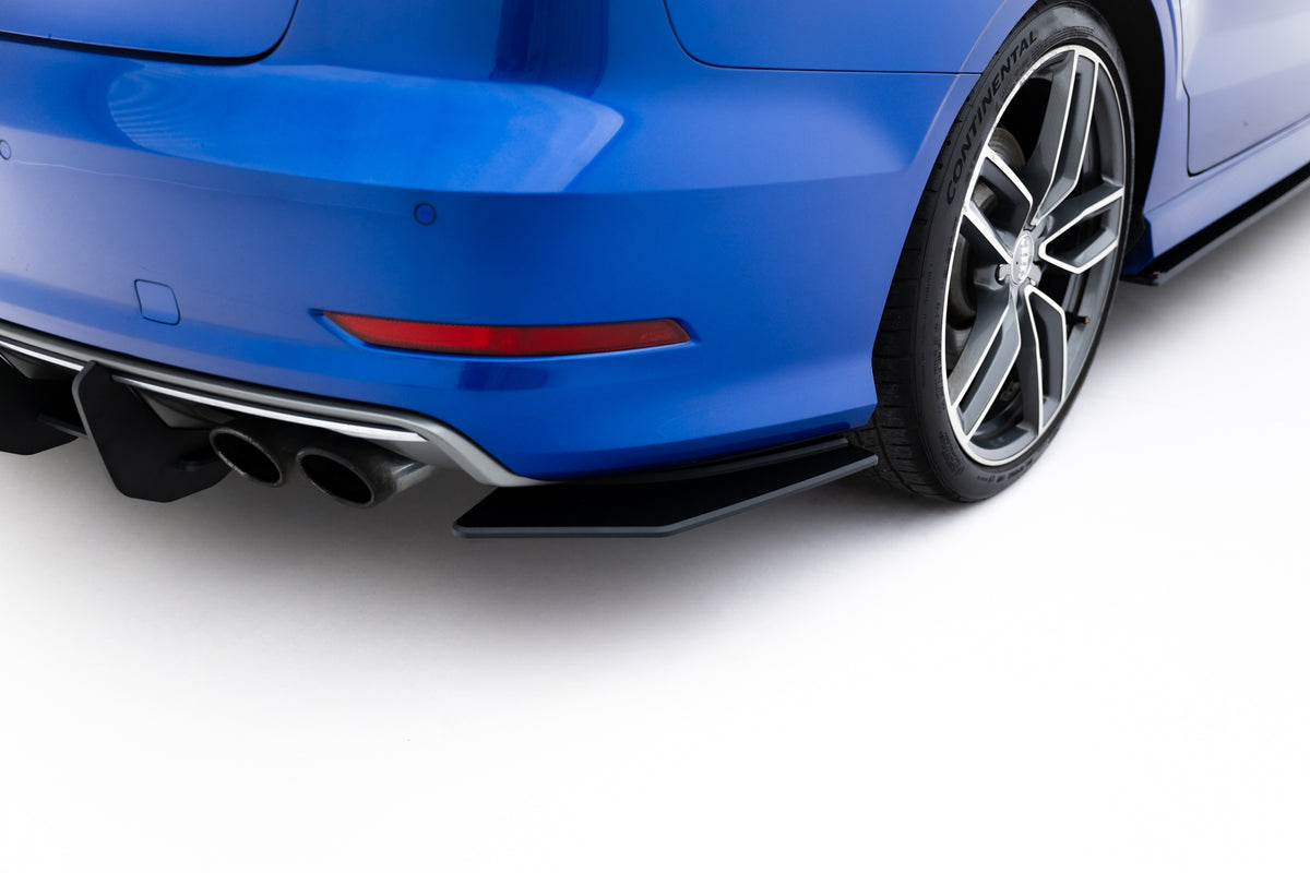 Sideflaps bak til Audi S3 Sedan 8V i matt svart ABS-plast, sett i skrå vinkel