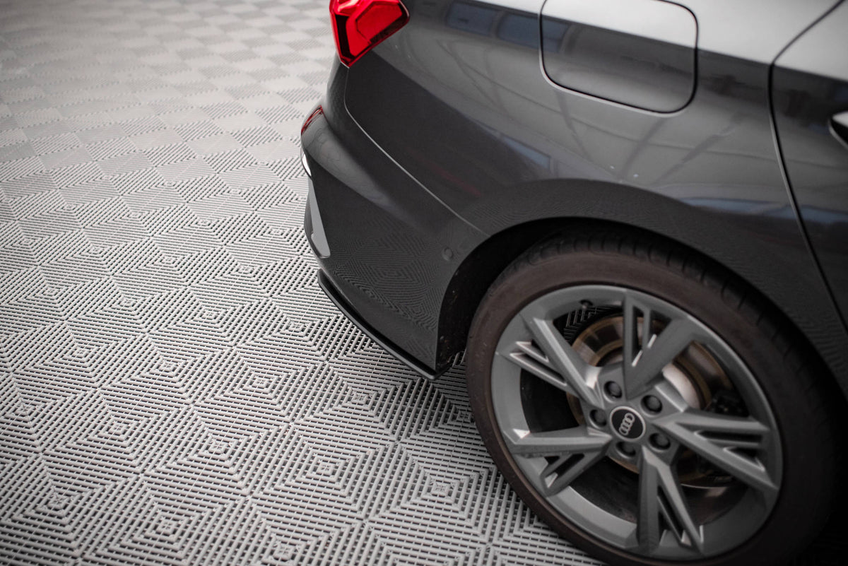 Nærbilde av bakre sideflaps til Audi S3 8Y med presis passform langs støtfangeren