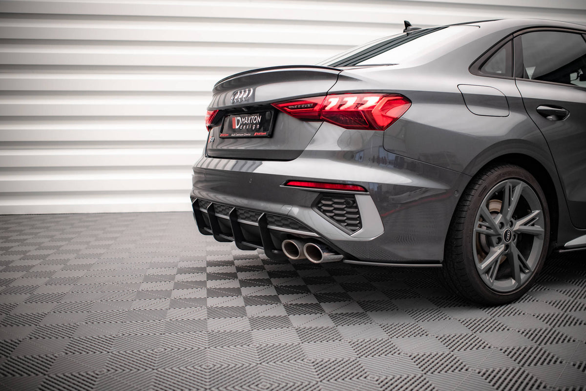 Sideflaps bak i sort finish montert på Audi S3 Sedan 8Y for et sportig utseende