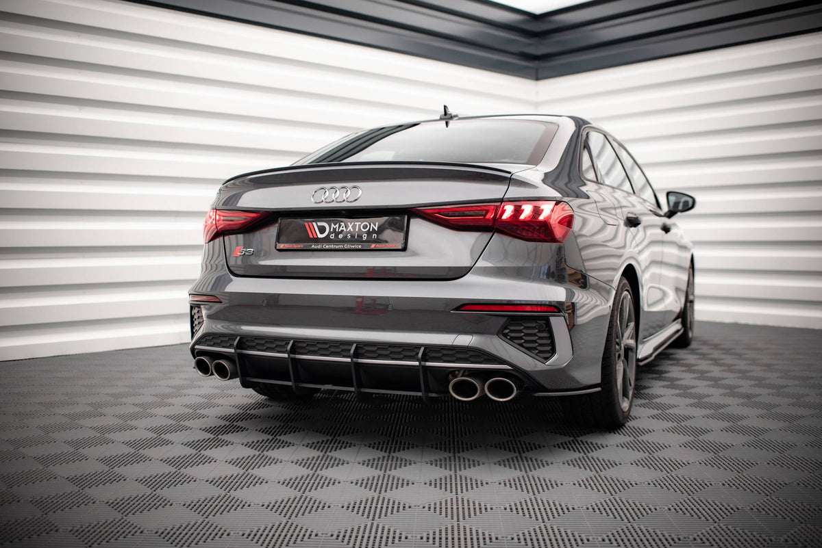 Audi S3 Sedan 8Y med aerodynamiske sideflaps bak sett fra skrått bakfra