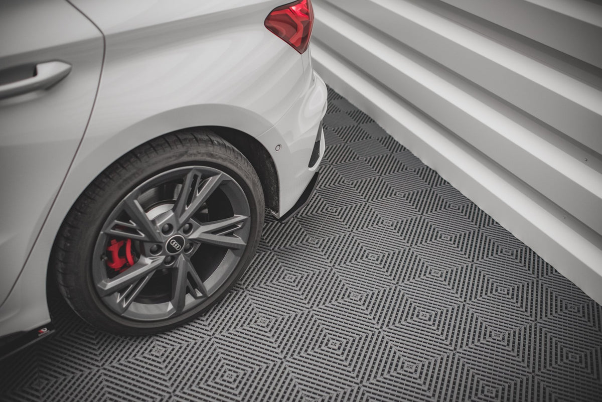 Audi S3 Sportback 8Y med aerodynamiske sideflaps bak sett fra skrått bakfra
