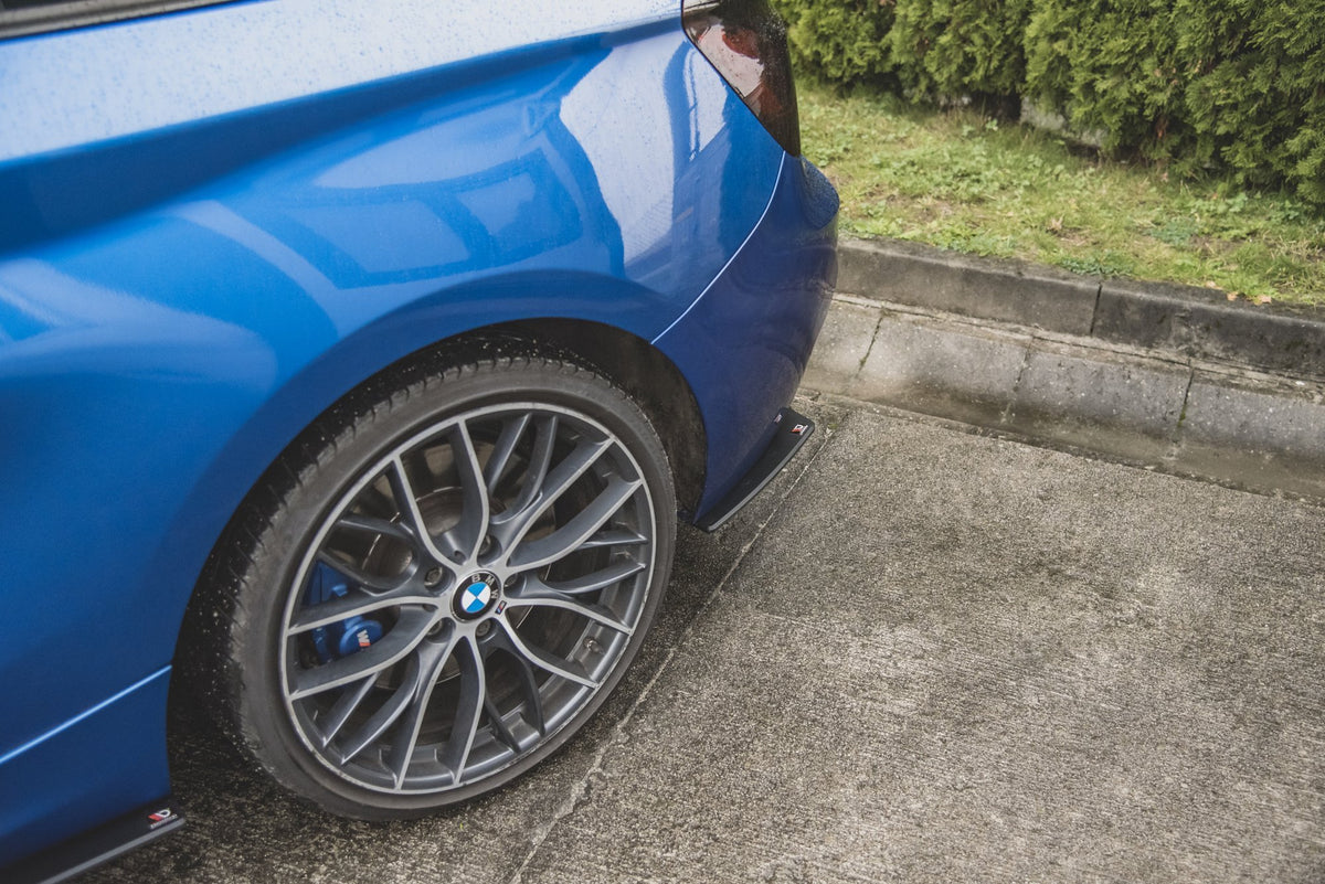 Detaljbilde av overflatestruktur på sideflaps bak tilpasset BMW M135i F20 støtfanger