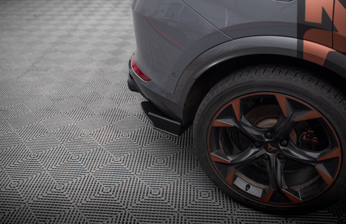 Bakre sideflaps Street Pro til Cupra Formentor MK1, sett ovenfra med blank svart finish