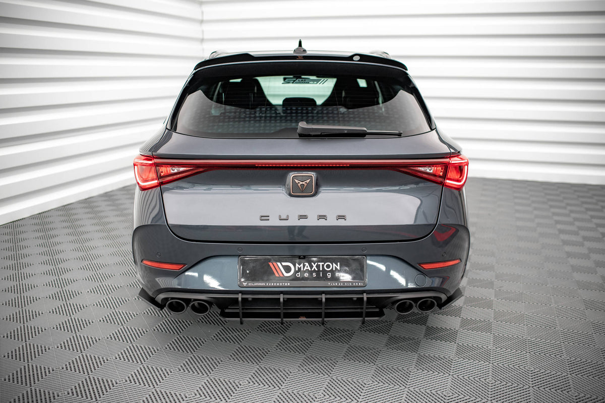 Bakre sideflaps for Cupra Leon ST montert på bil, nærbilde av matt svart finish