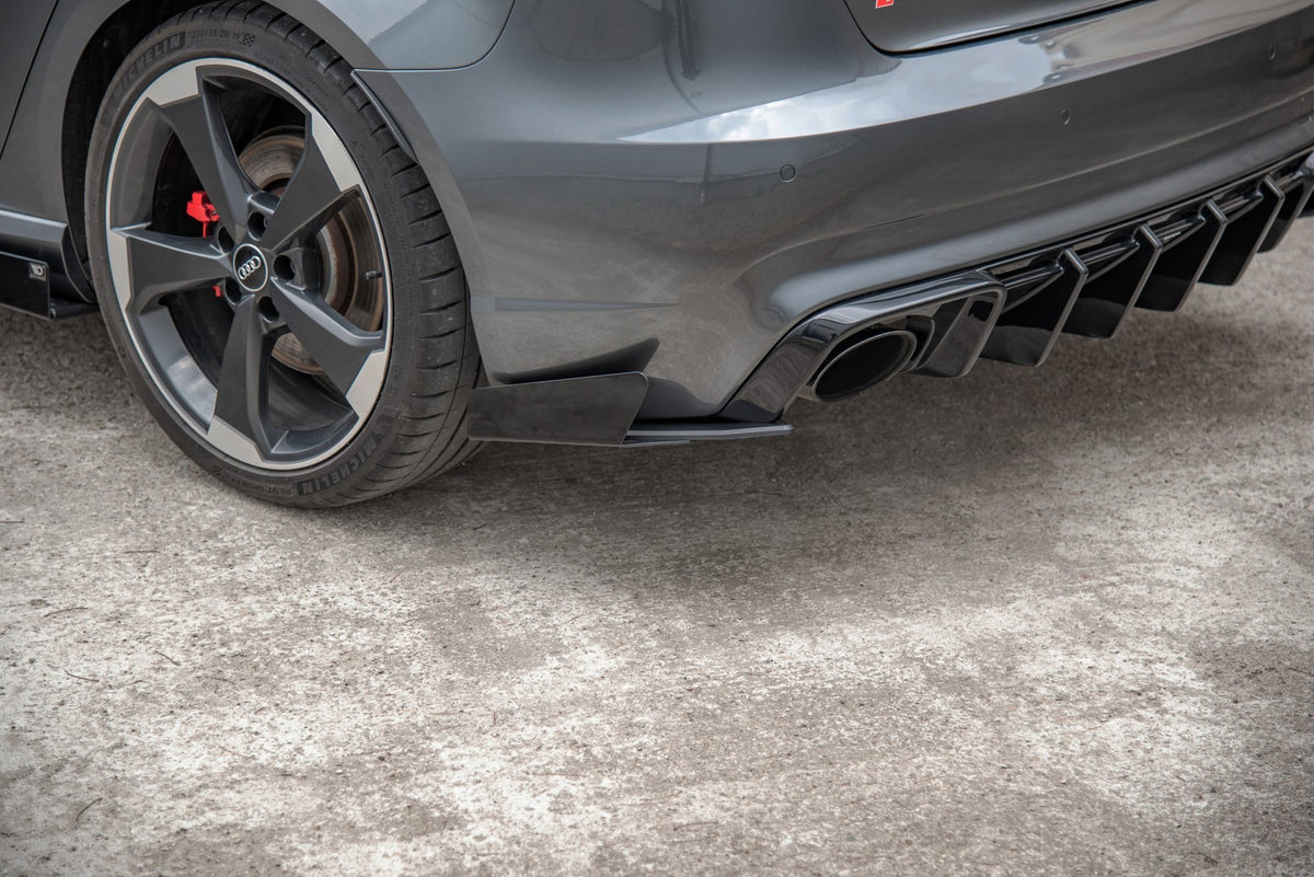 Street Pro bakre sideflaps til Audi RS3 8V Sportback i matt svart, sett ovenfra