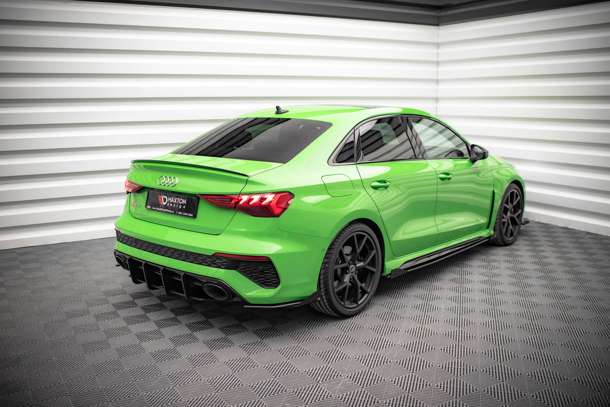 Audi RS3 Sedan 8Y med aerodynamiske sideflaps bak sett fra skrått bakfra med gratis frakt