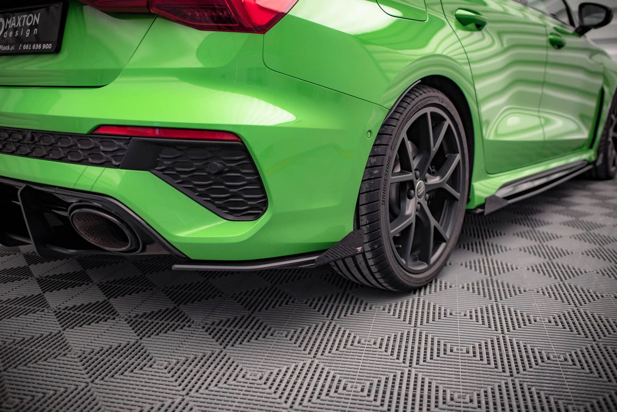 Sideflaps bak montert på Audi RS3 Sedan 8Y for et aggressivt og sporty utseende på bakfangeren