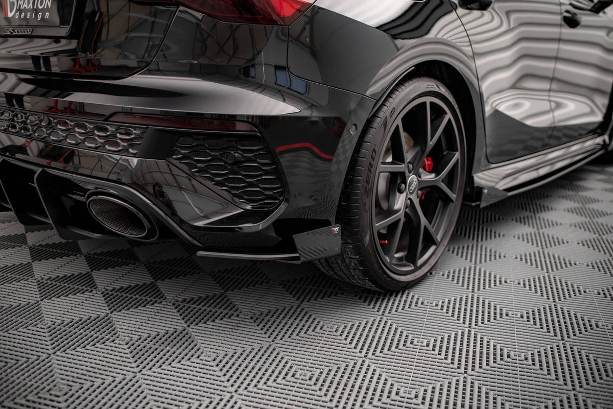 Sideflaps bak i sort finish montert på Audi RS3 Sportback 8Y for et aggressivt sportlig utseende