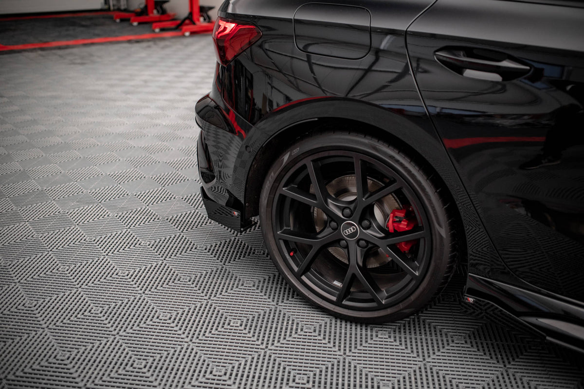 Nærbilde av bakre sideflaps med flaps-design tilpasset Audi RS3 8Y Sportback støtfanger
