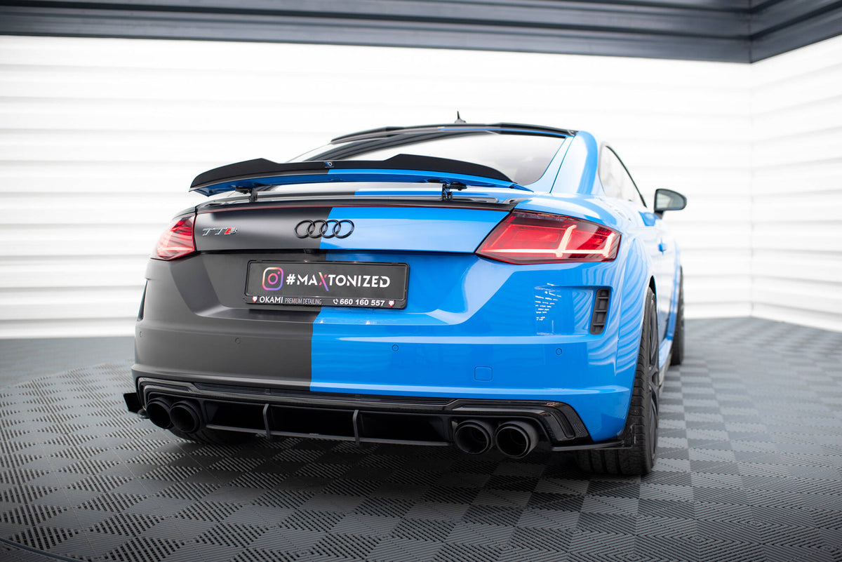 Sideflaps bak i mattsvart ABS montert på Audi TT S, nærbilde av overflaten