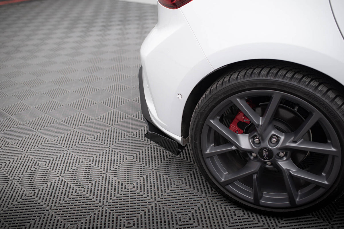 Sideflaps bak til Ford Focus ST Kombi vist med monteringssett og tilbehør