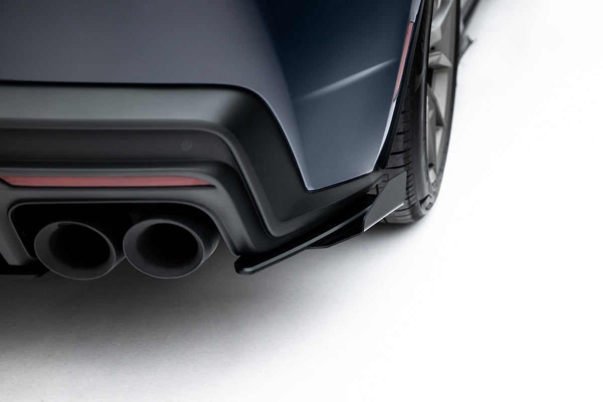 Kant og finish på sidesplitter bak i 10 mm ABS-plast til Mustang Dark Horse Mk7