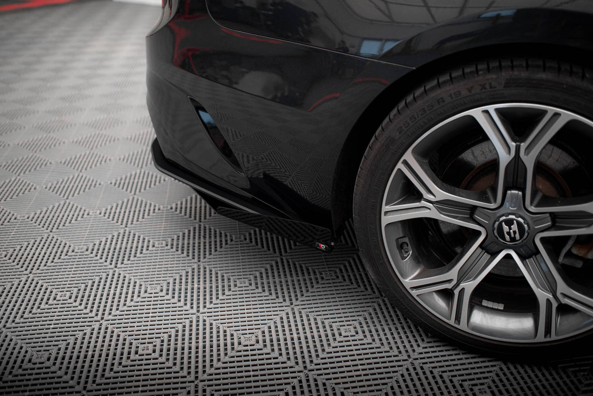 Bakre sideflaps i matt svart montert på Kia Stinger GT, skrå vinkel