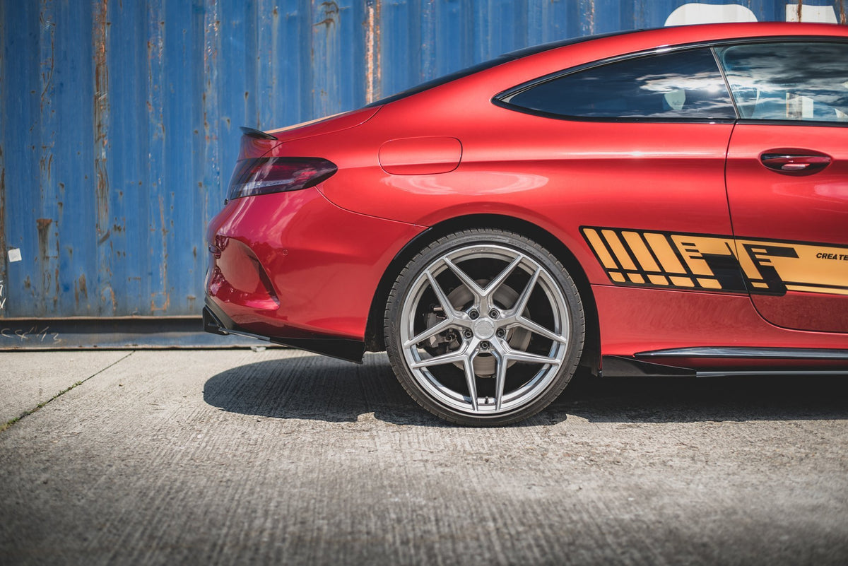 Nærbilde av bakre sidesplitter med Street Pro-finish for C43 Coupe C205