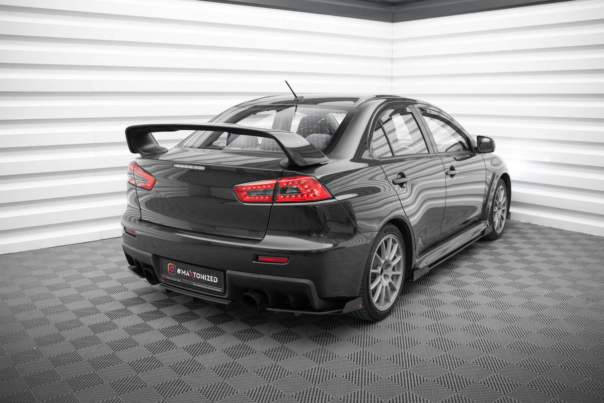 Nærbilde av matt svart sidesplitter med flaps for Lancer Evo X