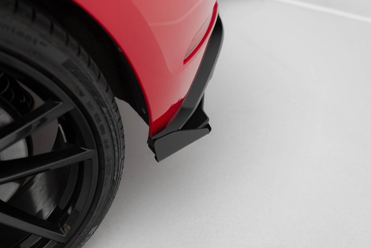 Nærbilde av CNC-kuttet kantfinish på Street Pro sidesplitter for Golf 7 R